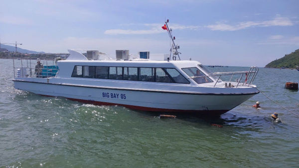 HẠ THỦY TÀU KHÁCH BIG BAY 05
